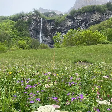 Magnifique Avec Terrasse Spacieuse Et Jardin Loèche-les-bains